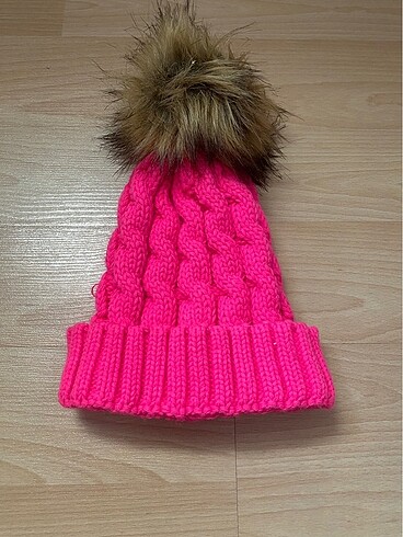 Pembe ponponlu bere
