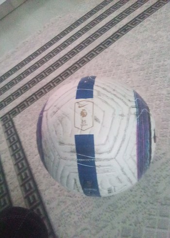 Beyaz futbol topu