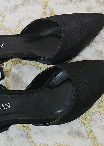 Diğer Diger Siyah Parlak Yılan Desenli Taşlı Topuklu