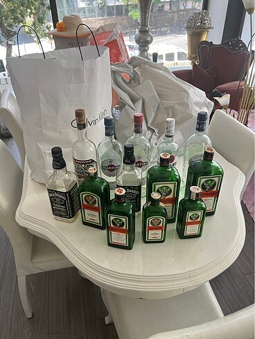 13 adet boş içki şişesi