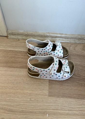 29 Beden Kız Çocuk Beyaz Desenli Tokalı Terlik