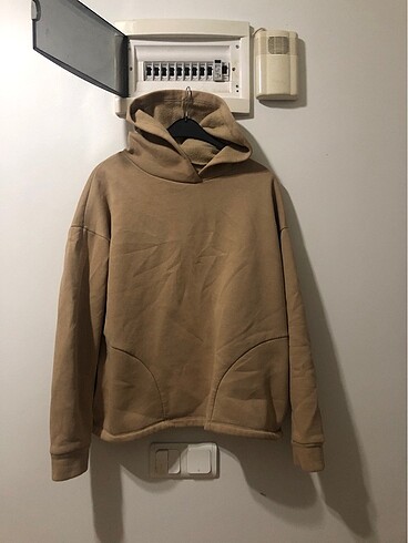 bej sweatshirt