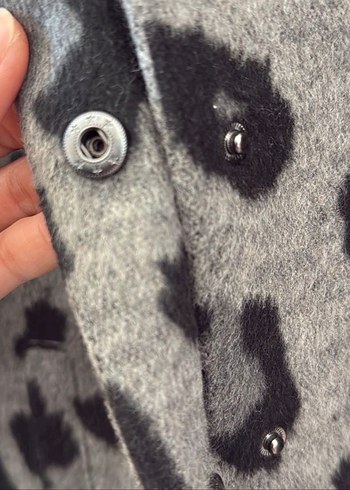 Gri Leopar Desenli Kadın Midi Kaban - Görsel 3