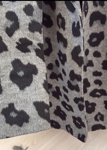 Gri Leopar Desenli Kadın Midi Kaban - Görsel 2