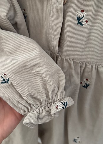 Nakışlı, uzun kollu, düğmeli kız elbisesi - Görsel 3