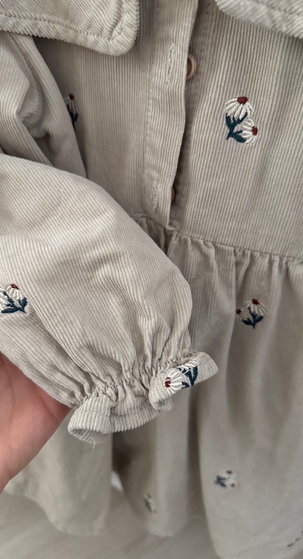 Nakışlı, uzun kollu, düğmeli kız elbisesi - Görsel 3