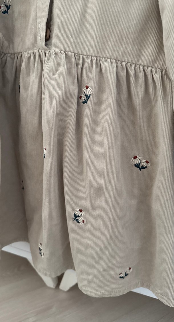 Nakışlı, uzun kollu, düğmeli kız elbisesi - Görsel 4