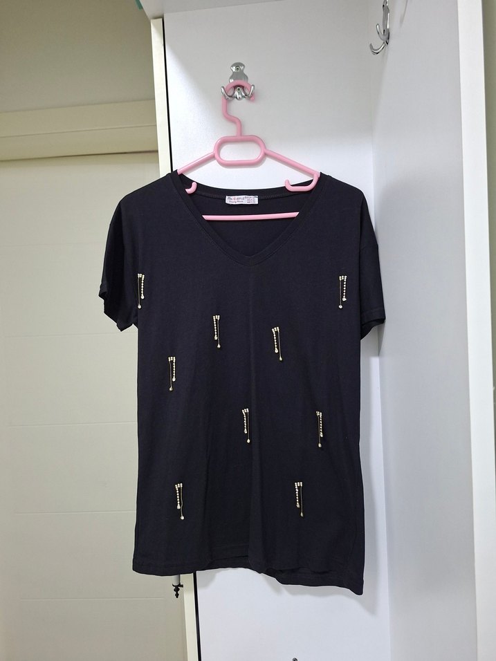 Siyah V Yaka  Tişörtü - Görsel 2