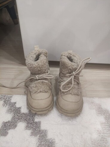 25 Beden camel Renk Çok az giyilmiş. Zara bot