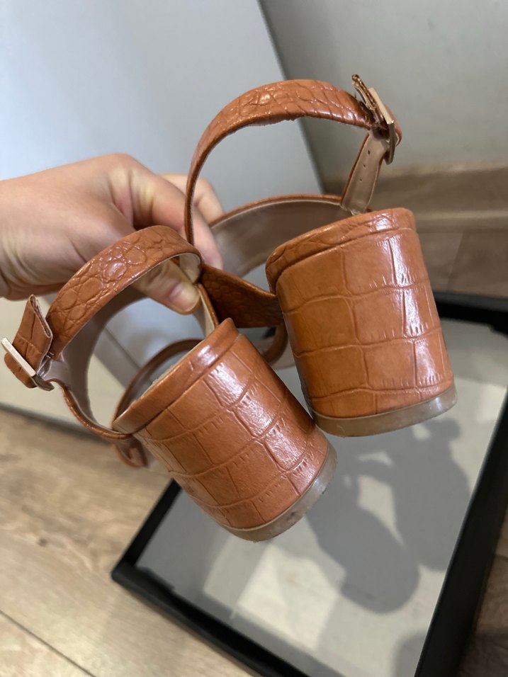 Kahverengi Deri Yılan Desenli Topuklu Sandalet - Görsel 3