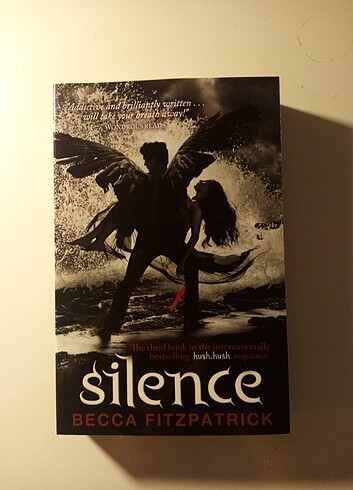 Silence hush hush serisinin 2.kitabı İngilizce 