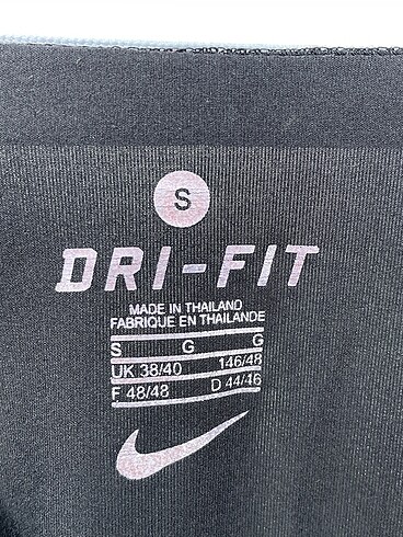 s Beden siyah Renk Nike T-shirt %70 İndirimli.