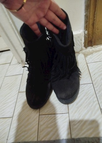 Siyah Süet Püsküllü Dolgu Topuklu Bot - Görsel 2