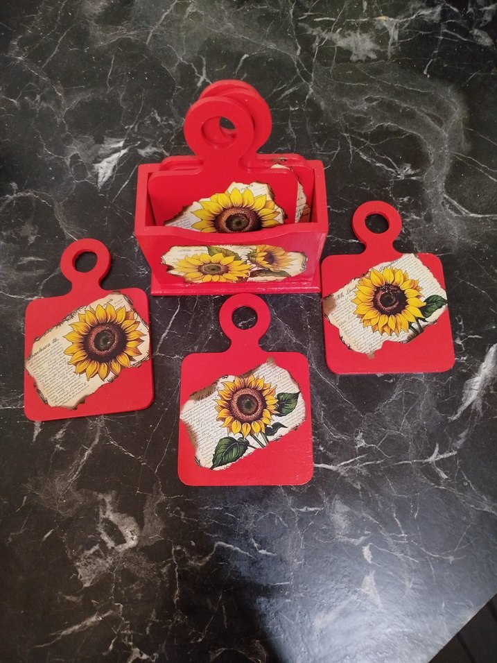 Ayçiçeği Desenli Kırmızı Ahşap Standlı Bardak Altlığı Seti - Görsel 2