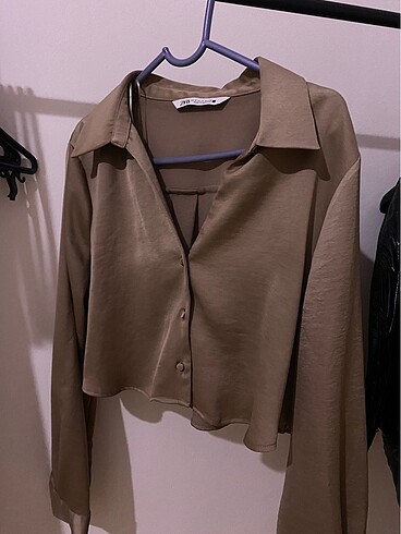Zara saten görünümlü crop gömlek