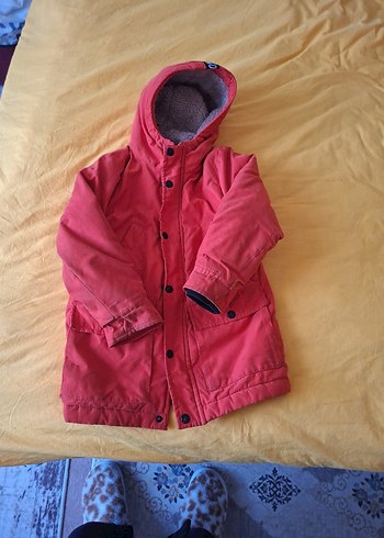 Erkek Çocuk Kırmızı Kapüşonlu Kürklü Kaban - Görsel 4