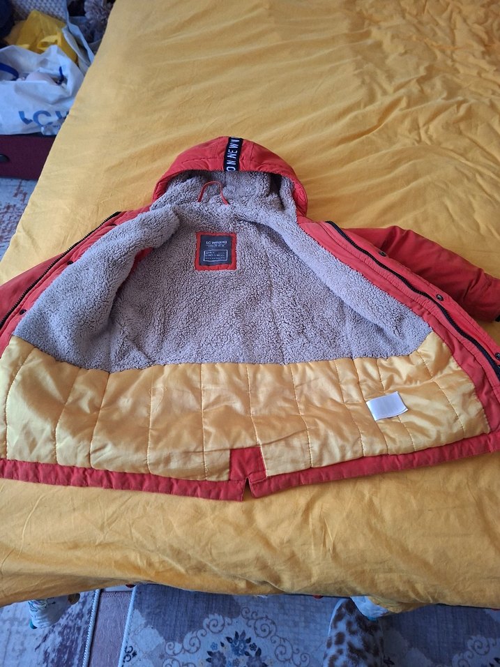 Erkek Çocuk Kırmızı Kapüşonlu Kürklü Kaban - Görsel 3