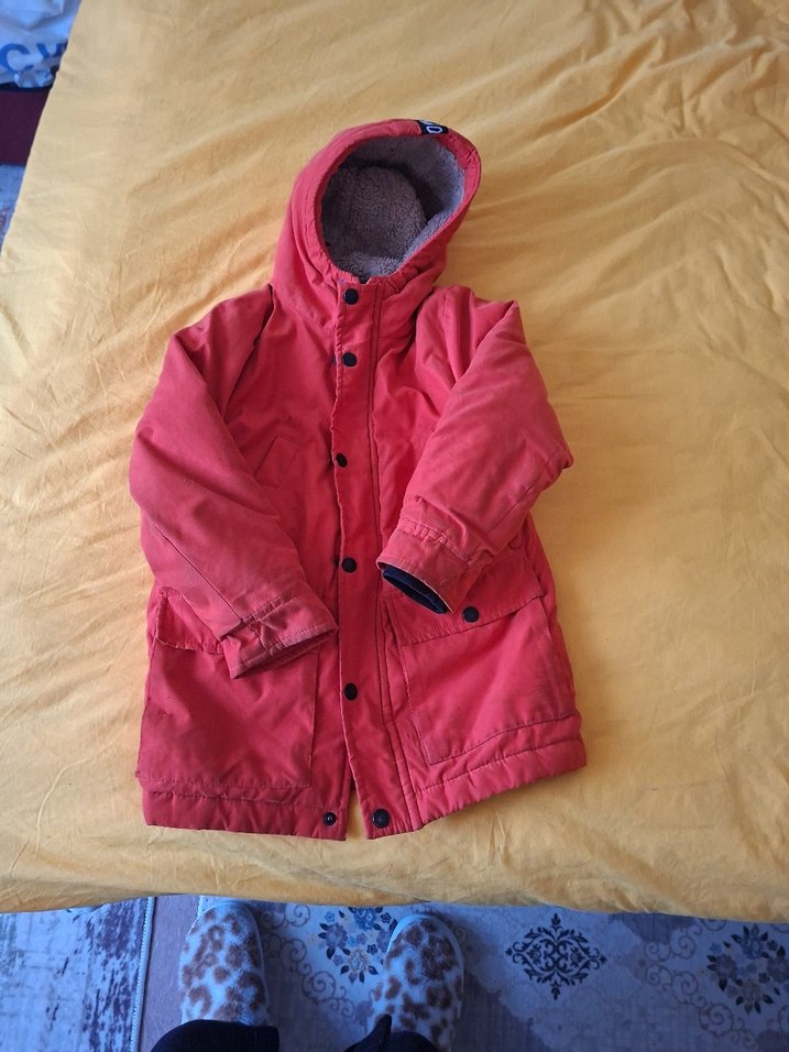 Erkek Çocuk Kırmızı Kapüşonlu Kürklü Kaban - Görsel 4