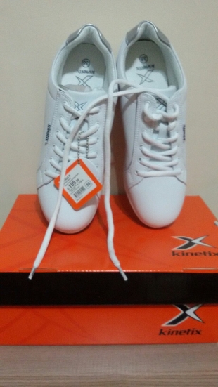 Kinetix spor ayakkabi kutulu etiketli
