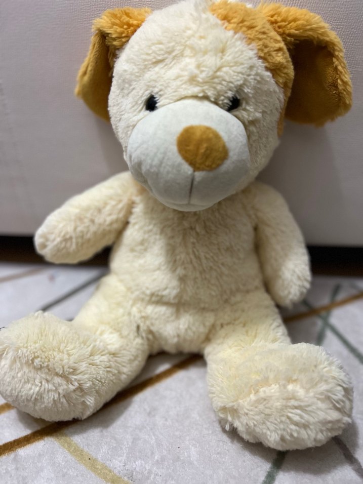 Beyaz ve kahverengi peluş oyuncak köpek - Görsel 4