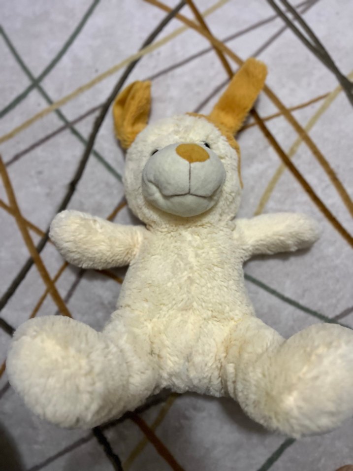 Beyaz ve kahverengi peluş oyuncak köpek - Görsel 2