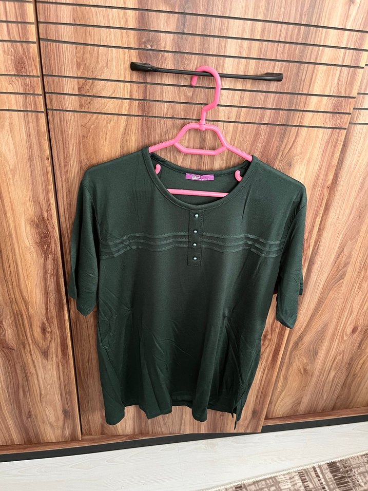 Düğmeli Koyu Yeşil Kadın Tişört - Görsel 2