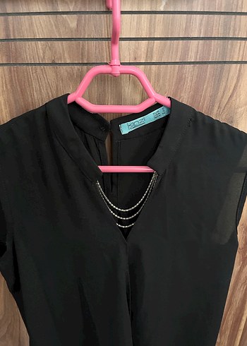 Zincir Detaylı Siyah Mini Kolsuz Bluz - Görsel 2