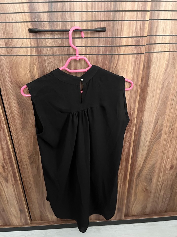 Zincir Detaylı Siyah Mini Kolsuz Bluz - Görsel 3