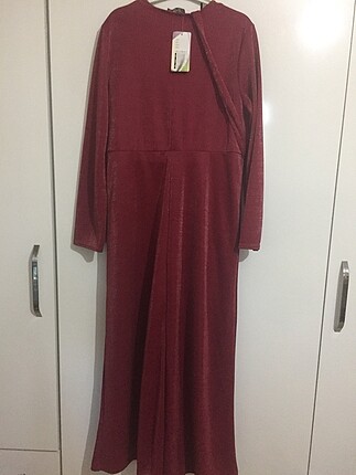 50 Beden Simli, parlak kumaşlı kemerli boydan elbise.
