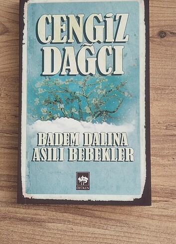  Badem dalına asılı bebekler 