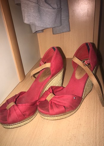 Tommy Hilfiger Kırmızı Süet Dolgu Topuklu Kadın Ayakkabı