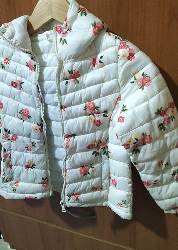 Çiçek Desenli Kapüşonlu Kız Mont - Görsel 4