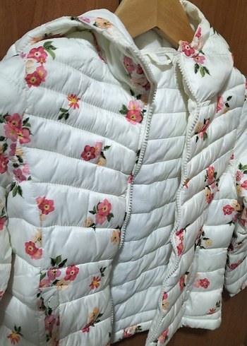 Çiçek Desenli Kapüşonlu Kız Mont - Görsel 3