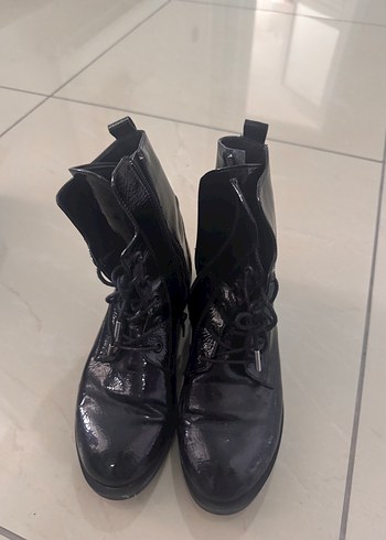 Siyah Rugan Bağcıklı Kadın Bot - Görsel 2