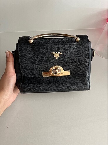 Prada El çantası