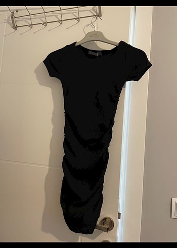 Zara Siyah Kısa Kollubüzgülü Elbise