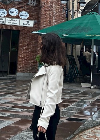 Beyaz kemerli deri ceket - Görsel 3