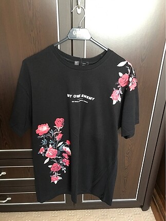 Gül Desenli Siyah T-Shirt