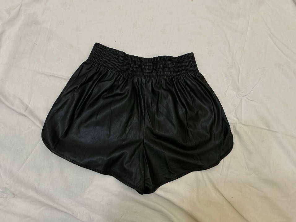 Bershka Kadın Siyah Deri Mini Şort - Görsel 2