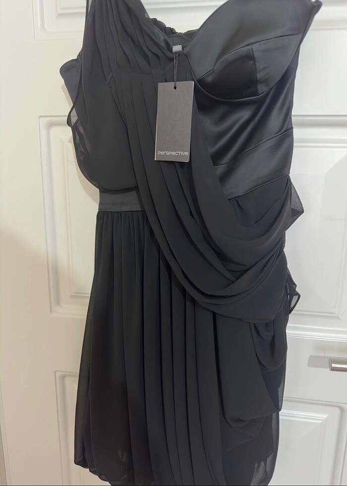 Siyah gece elbisesi etiketli - Görsel 2