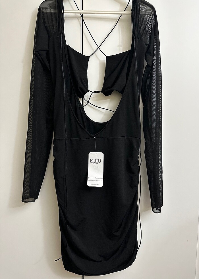 Siyah etiketli dekolteli elbise - Görsel 2