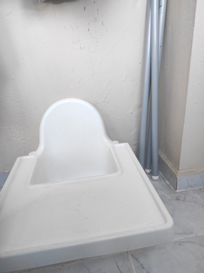 Beyaz ve Gri Çocuk Mama Sandalyesi - Görsel 2