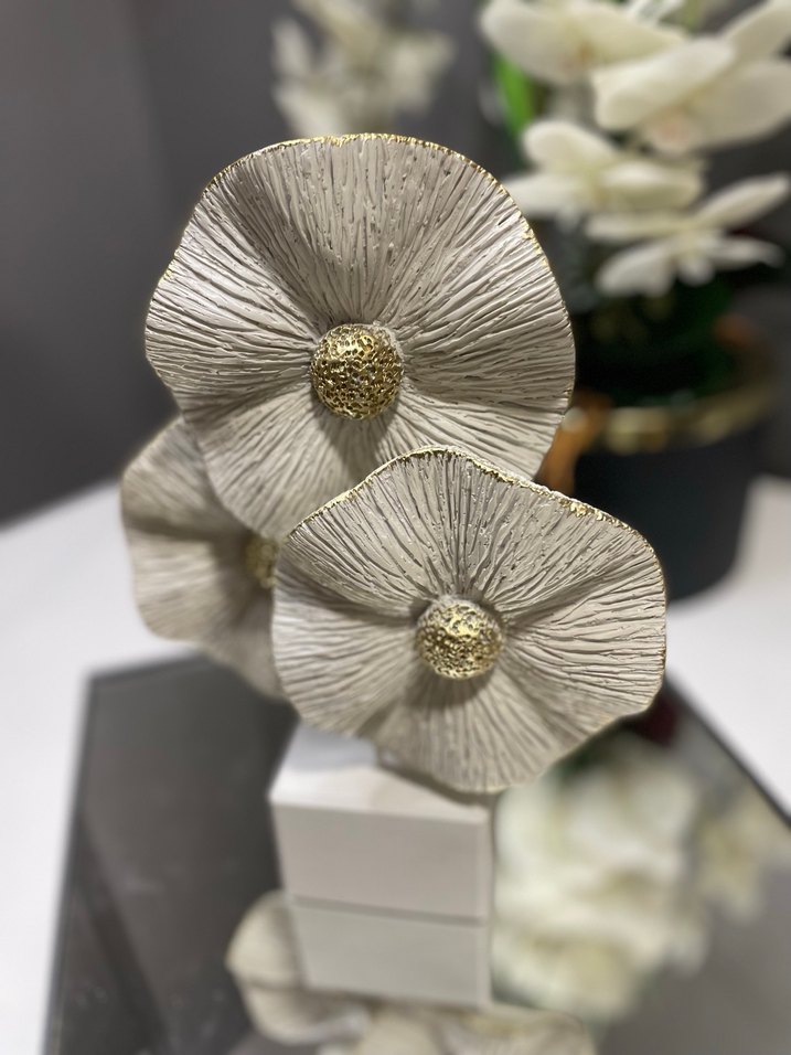 Beyaz Gri Dekoratif Çiçek Figürü - Görsel 2