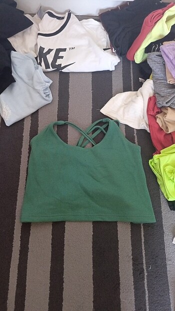 Sırtı açık yeşil askılı crop 