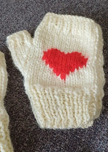 Kırmızı Kalp Detaylı Örgü Parmaksız Eldiven - Görsel 2