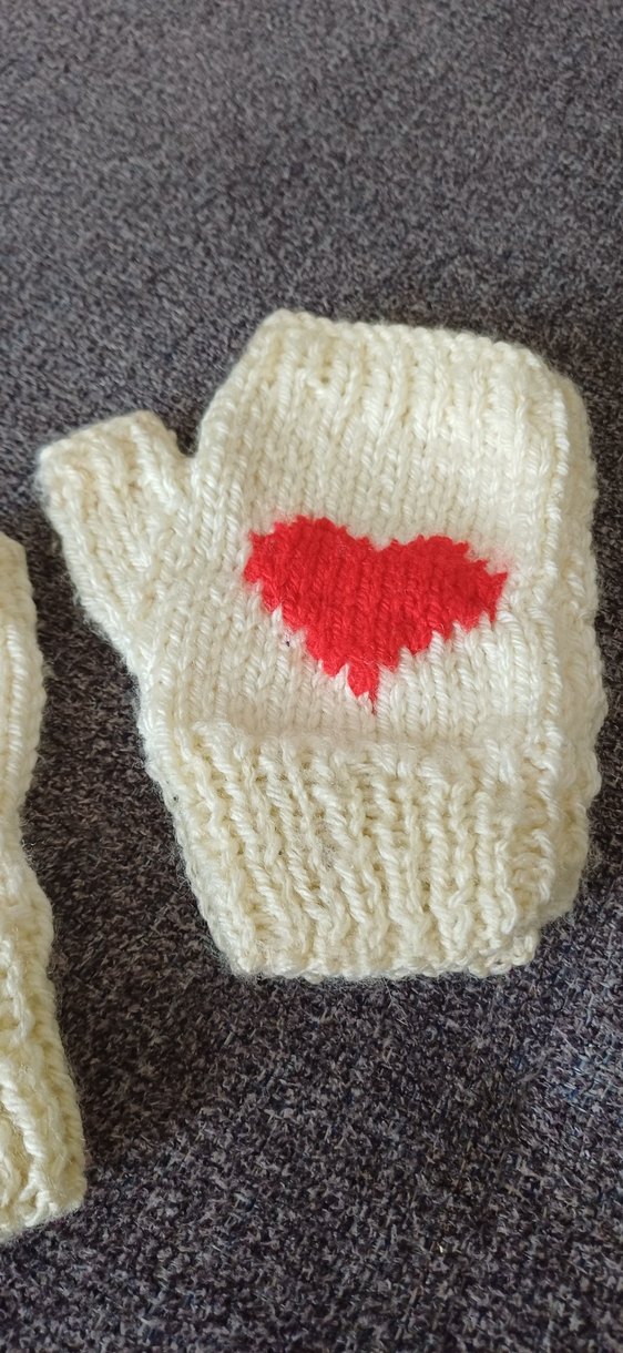 Kırmızı Kalp Detaylı Örgü Parmaksız Eldiven - Görsel 2