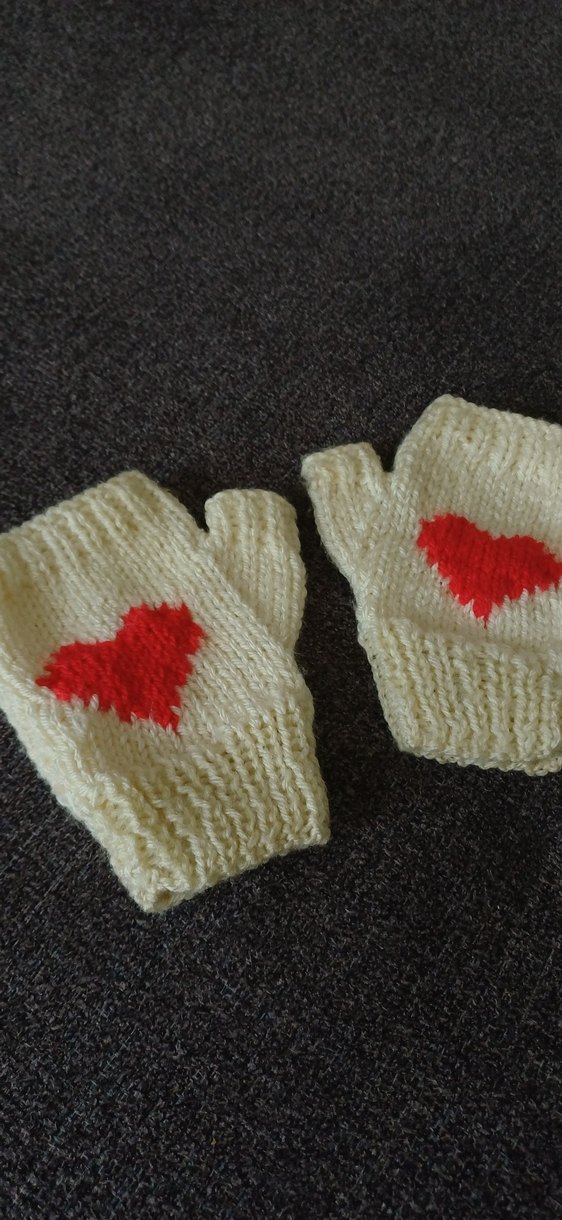 Kırmızı Kalp Detaylı Örgü Parmaksız Eldiven - Görsel 3