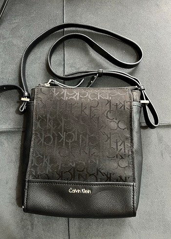 Calvin Klein Siyah Deri Kadın Çapraz Çanta