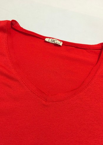 Kırmızı V-Yaka Keten Tişört - Görsel 2