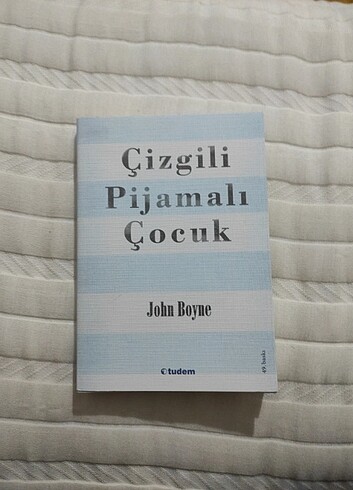 Çizgili Pijamalı Çocuk 